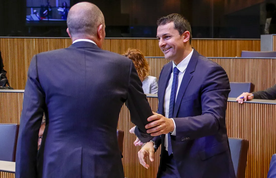 Gallardo saluda el conseller general socialdemòcrata, Joaquim Miró, abans de la primera sessió de control al Govern, ahir.