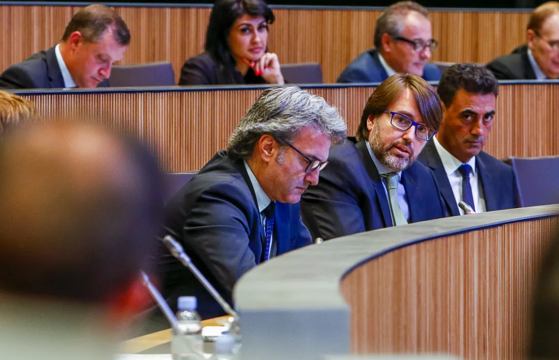 Naudi es dirigeix al ministre d’Ordenament Territorial en la seva intervenció, ahir.