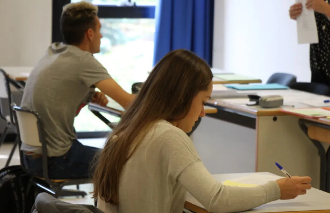 Estudiants fent l'examen.