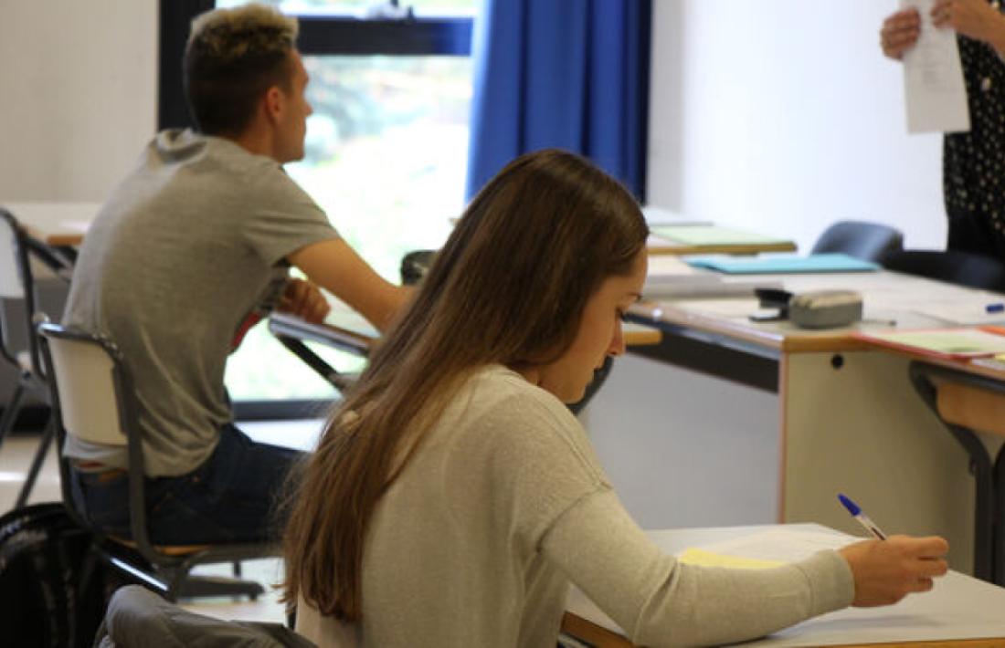 Estudiants fent l'examen.