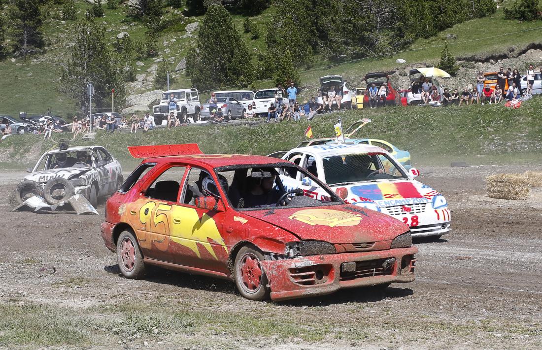 Alguns dels vehicles participants en la tercera edició del Crash Car d’Encamp celebrada ahir a la tarda.