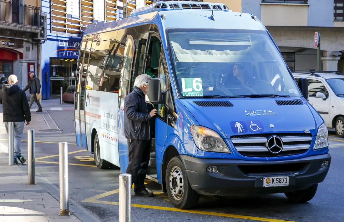 Un dels autobusos que ofereix el servei de transport públic nacional.