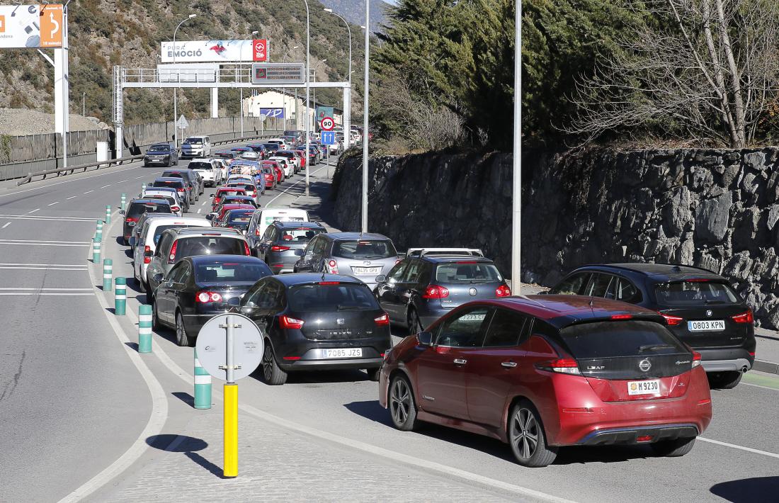 Vehicles aturats per sortir del país.