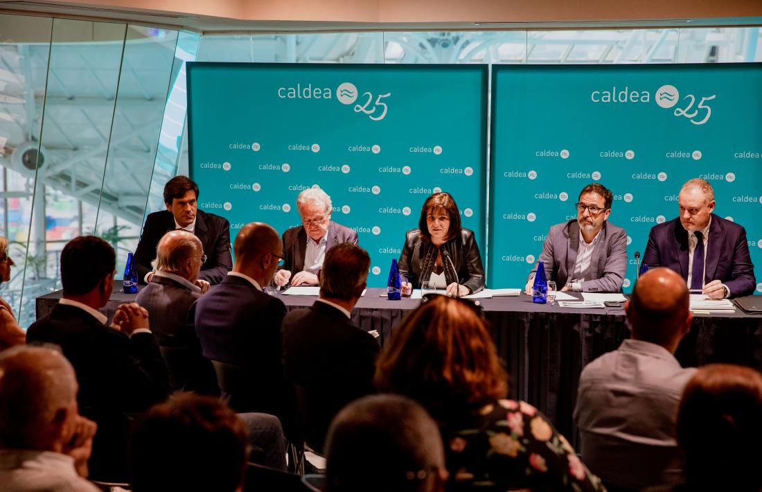 Reunió d'accionistes de Caldea, encapçalada per la cònsol major d'Escaldes i presidenta de la Semtee, Trini Marín.