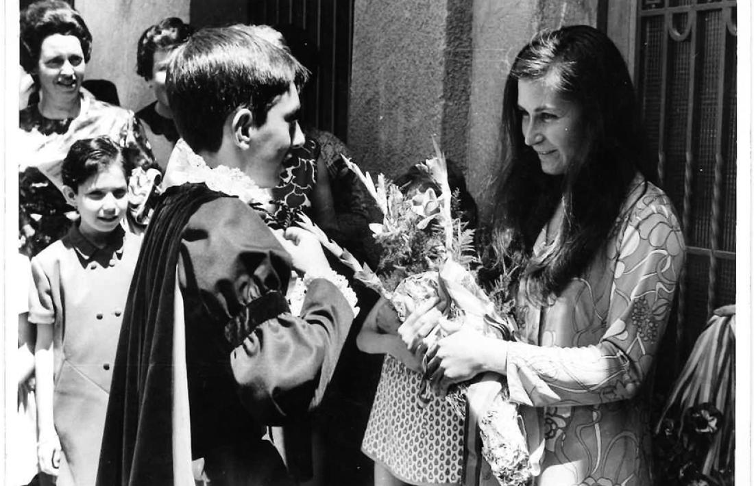 Josep Maria Tejero entrega el ram de ‘madrina’ a Montserrat Rebés, a la porta de casa Guillemó.