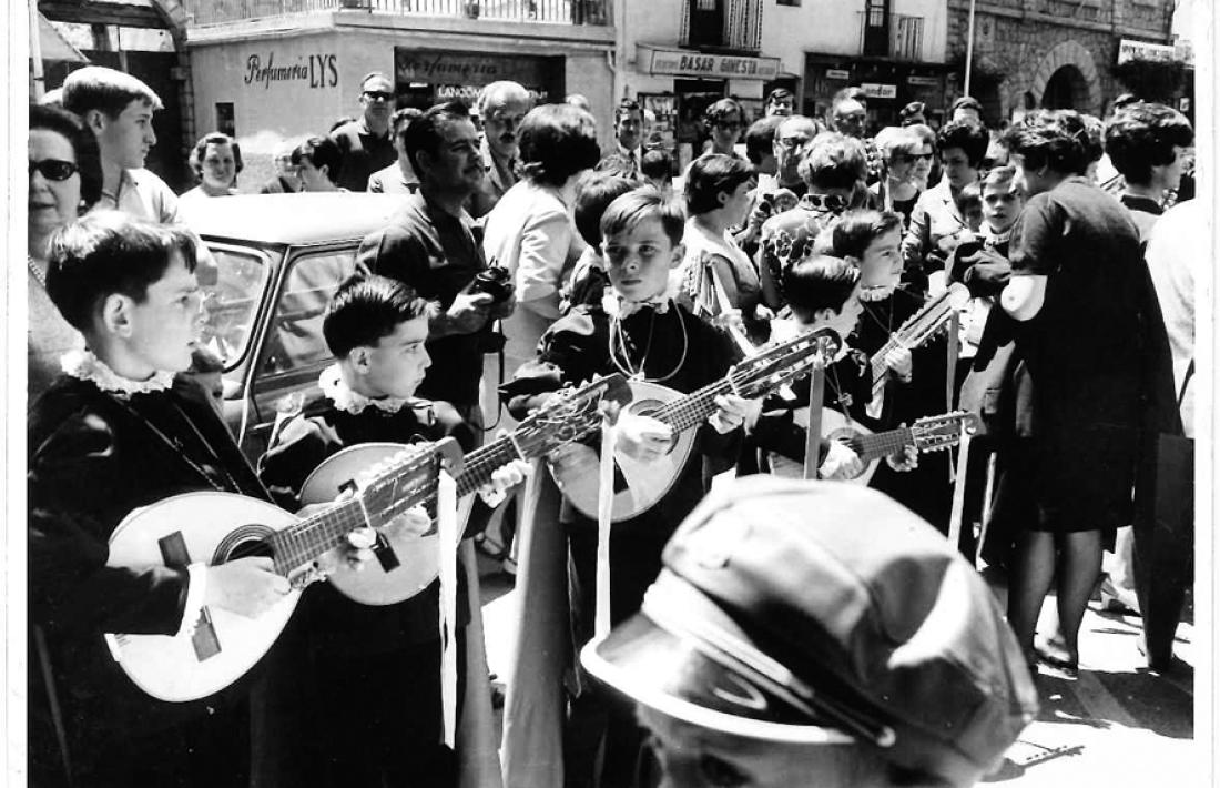 parada a la plaça Benlloch, amb les mandolines a punt: era el 29 de juny del 1968.