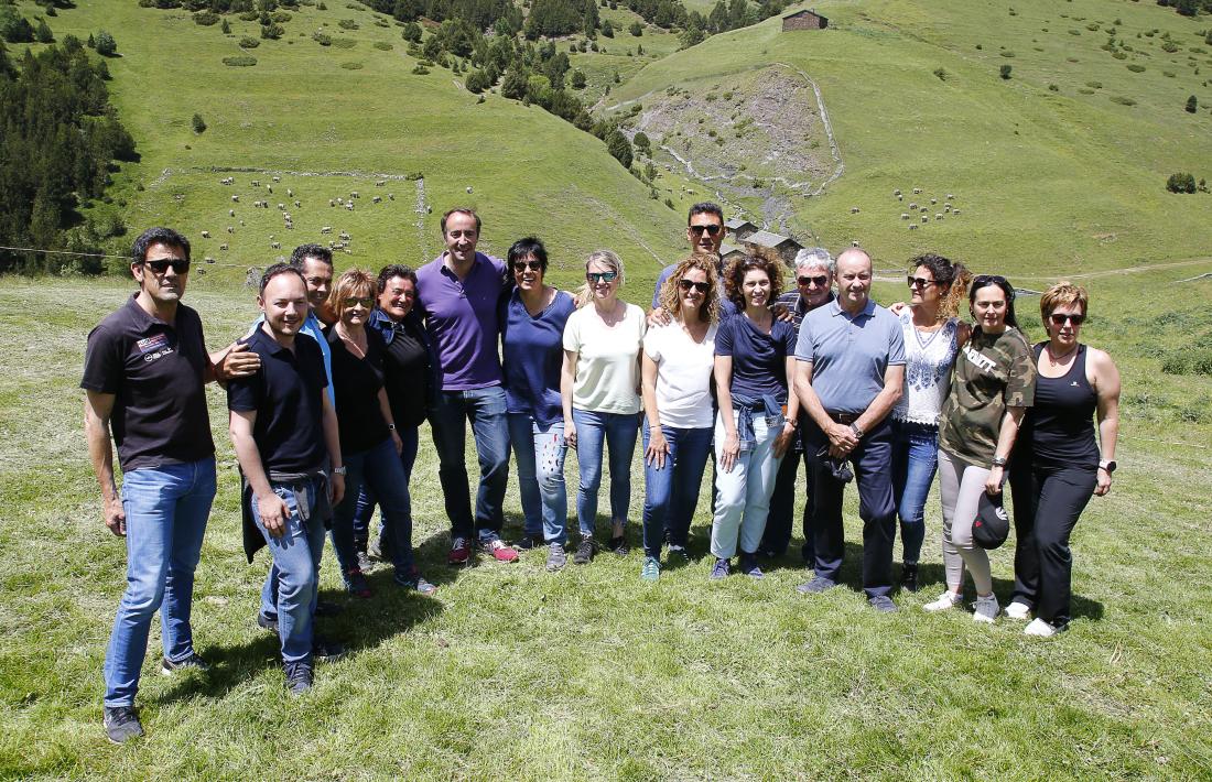 Membres del Govern, del Consell General, de la corporació massanenca i del sector ramader després de la benedicció.