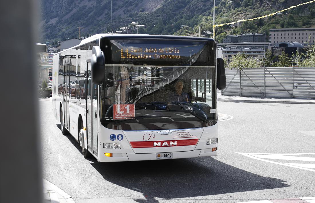 Un autobús de les línies nacionals de transport públic.