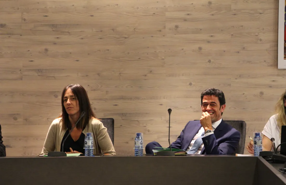 Els cònsols d'Ordino, Josep Àngel Mortés, i Gemma Riba, durant el consell de comú d'aquest dijous.