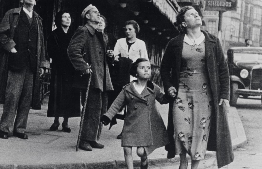 Bilbao, maig del 1937: l’arma de bombardeig es tradueix en el neguit d’aquests civils a la capital basca.