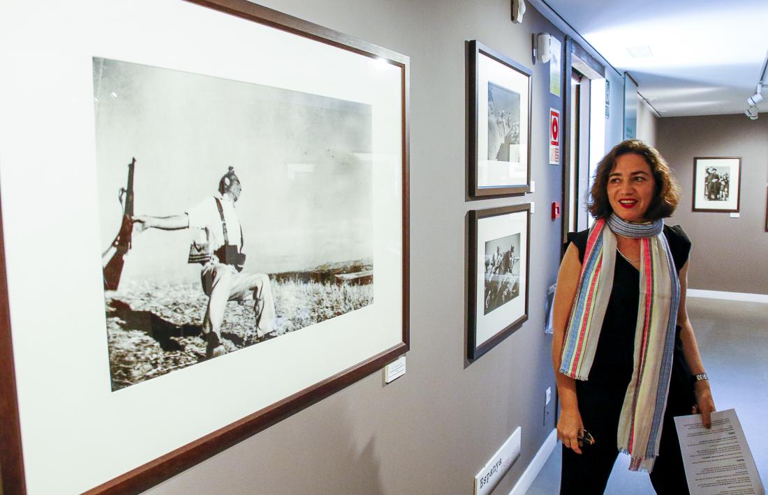 La comissaria de 'Retrospectiva', Emmanuelle Hascoët, davant del milicià abatut a Cerro Muriano, als inicis de la Guerra Civil espanyola.
