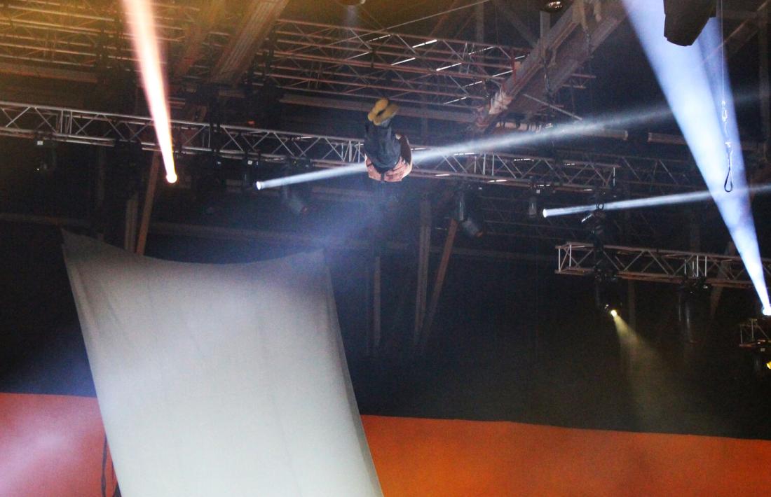 L'acrobata del Cirque du Soleil moments abans de patir la caiguda.