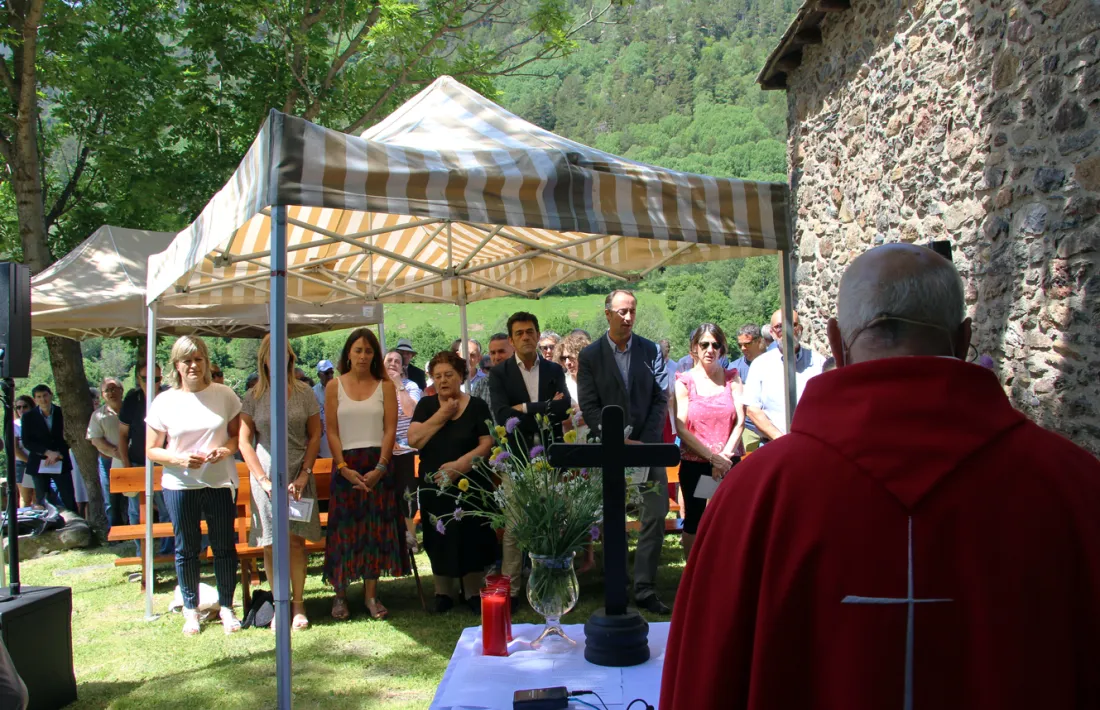 Els cònsols d'Ordino, Miquel Àngel Mortés i Gemma Riba, durant la tradicional missa a la capella de Sant Pere del Serrat.
