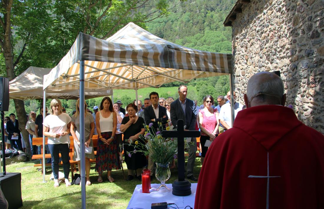 Els cònsols d'Ordino, Miquel Àngel Mortés i Gemma Riba, durant la tradicional missa a la capella de Sant Pere del Serrat.