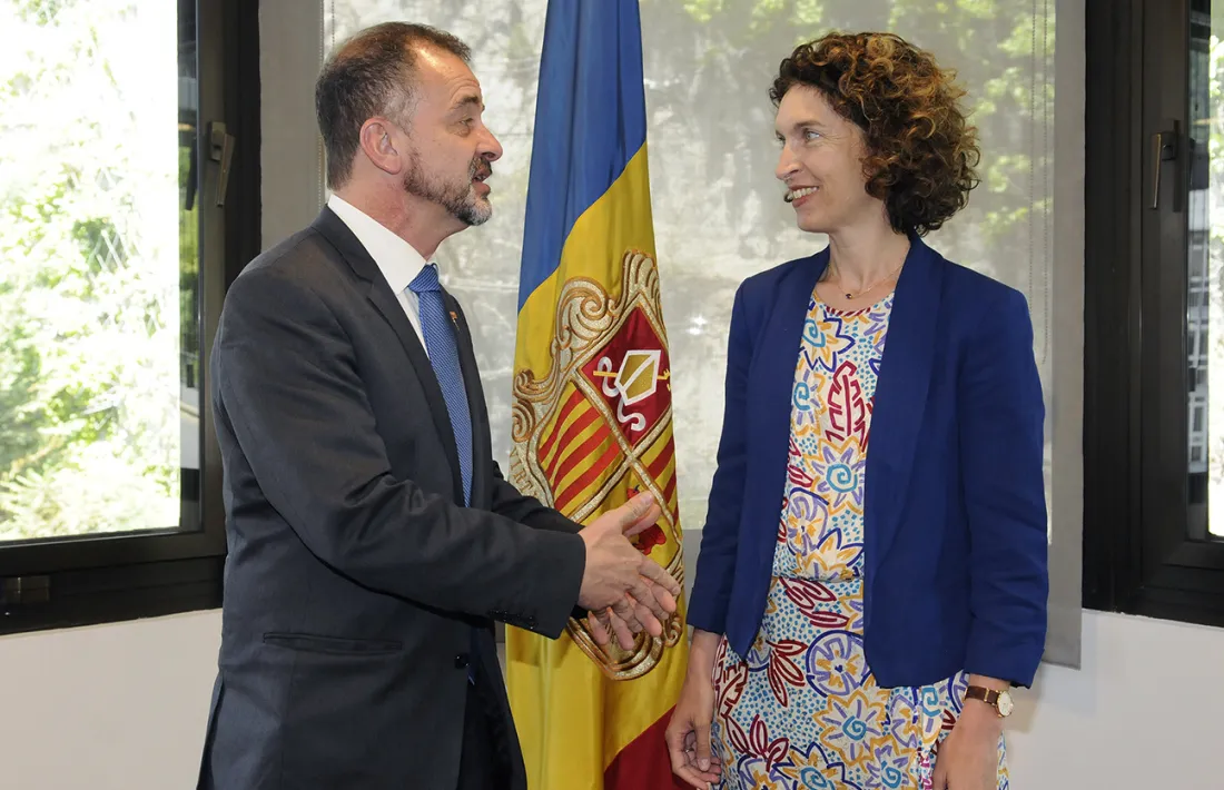 La ministra d'Exteriors amb el conseller Alfred Bosch, divendres a l'edifici administratiu.