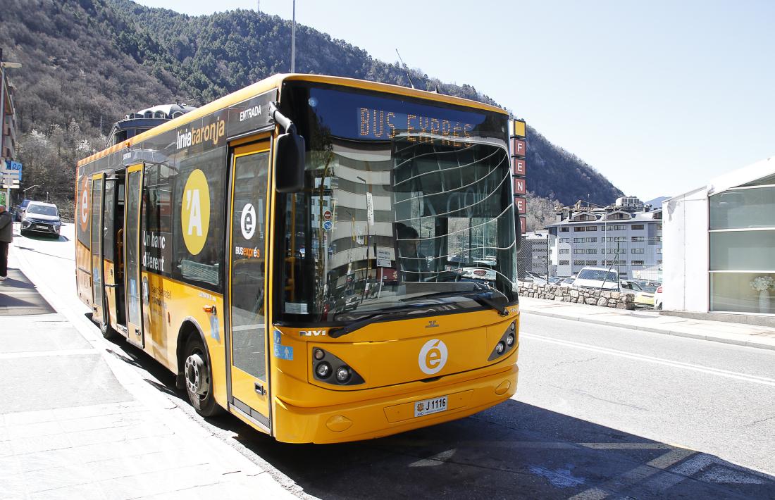 Un autobús que recorre la línia del Bus Exprés.