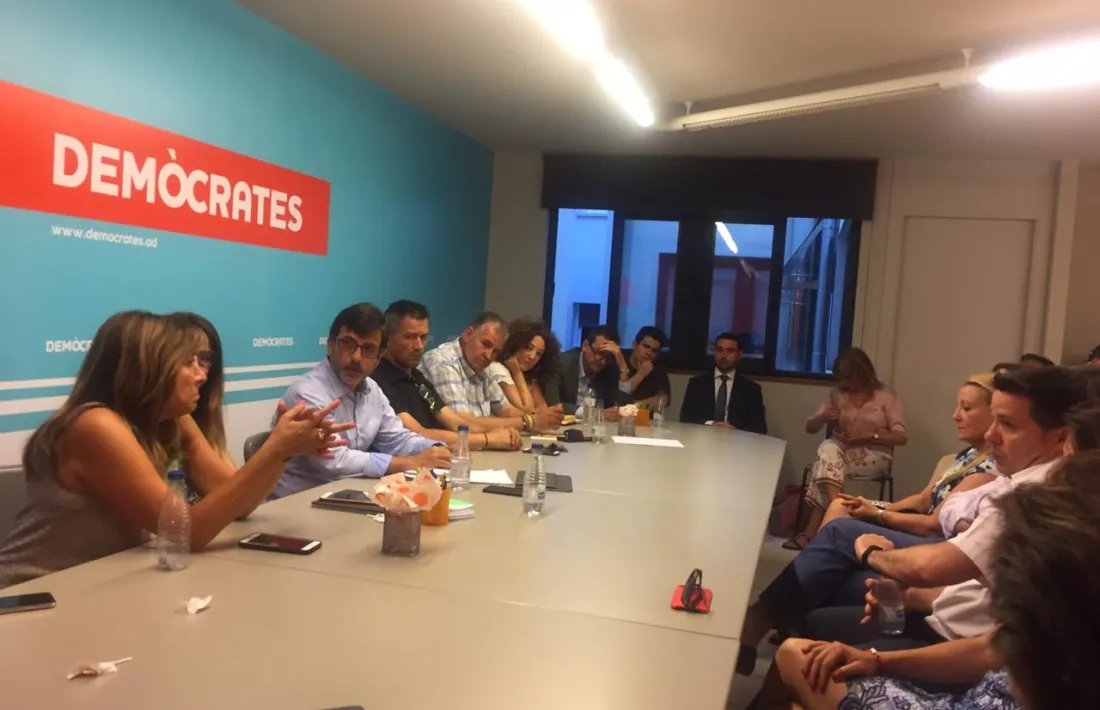 Un moment de la reunió del comitè parroquial d’Andorra la Vella de Demòcrates. El comitè parroquial d’Andorra la Vella de Demòcrates va acordar en la reunió de dilluns al vespre “encarregar” a l’actual cònsol major de la capital, Conxita Marsol, l’impuls d’un projecte integrador de cara a les eleccions comunals del desembre vinent, segons va anunciar la formació a través de les xarxes socials. De fet, Marsol, que havia aparegut en alguna de les travesses com a relleu d’Antoni Martí, sempre havia mostrat púb