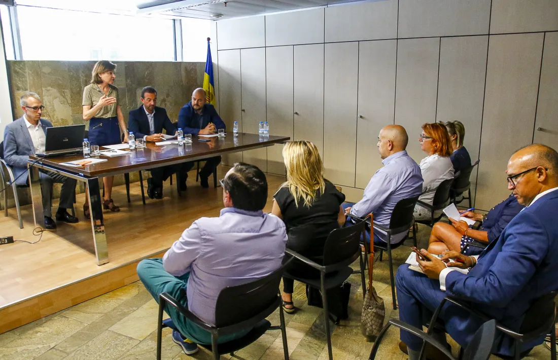 Un moment de la reunió entre l’AEAT i la ministra de Turisme, el ministre d’Ordenament Territorial i el cònsol major d’Encamp, ahir.