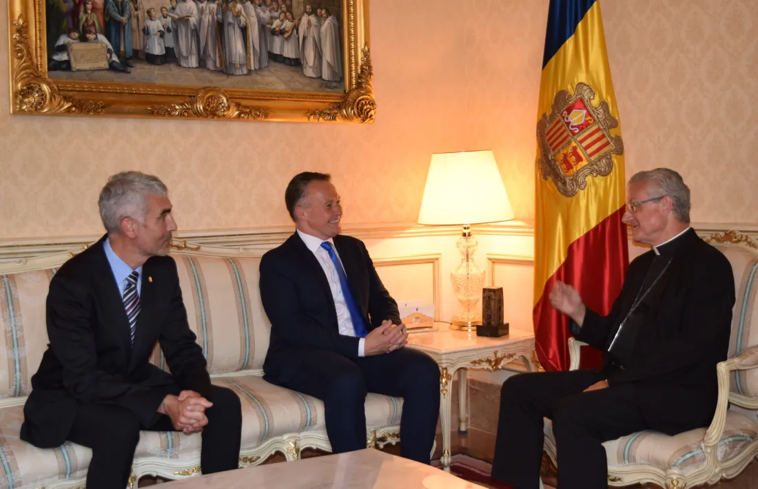 El copríncep amb el president i el president suplent del grup liberal.