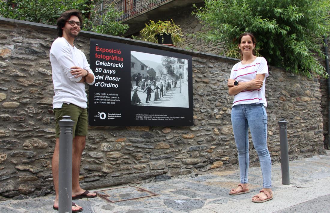 Joel Calsina i Vanessa Fenés, amb una de les imatges que guarniran els carrers d'Ordino.