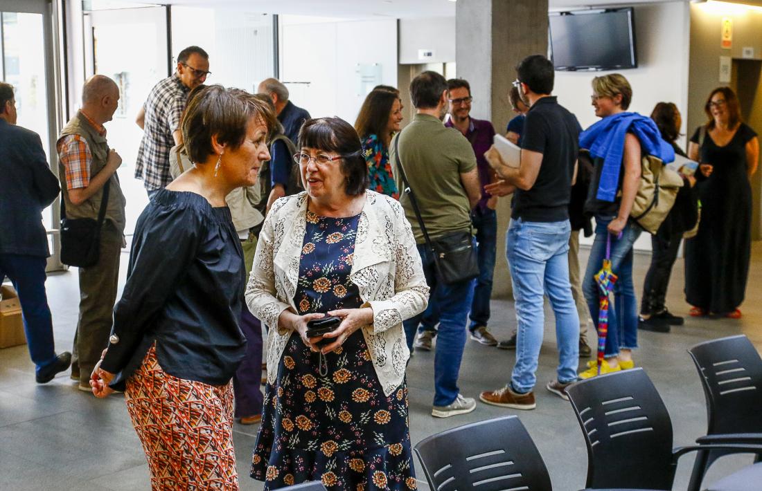 La síndica Roser Suñé i la presidenta de la SAC Àngels Mach, en la presentació del volum 9 dels ‘Papers’; els autors, als fons.