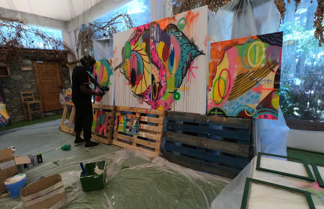 Leiga, al taller, preparant l'obra que exposa al Mama Maria de la capital.
