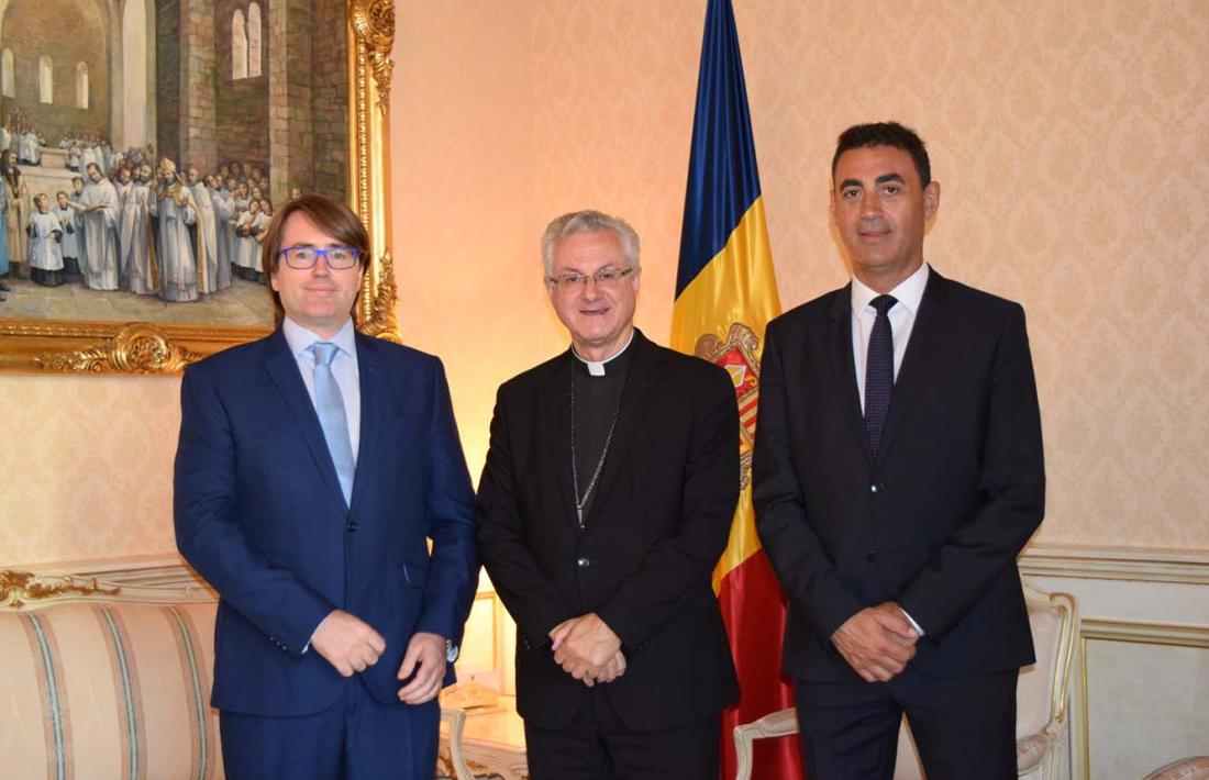 El copríncep episcopal, Joan Enric Vives, amb el president del grup parlamentari Ciutadans Compromesos, Carles Naudi i el president suplent, Raül Ferré.
