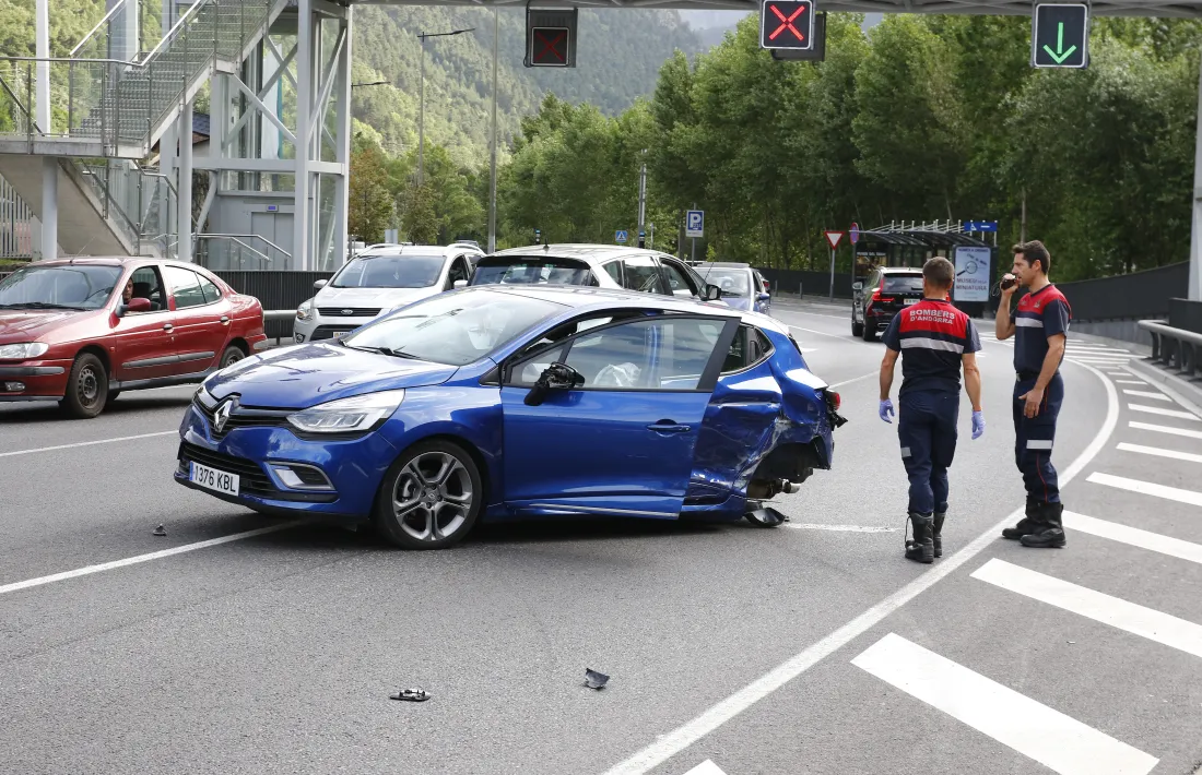 Un dels turismes accidentats ahir a l’avinguda Salou.