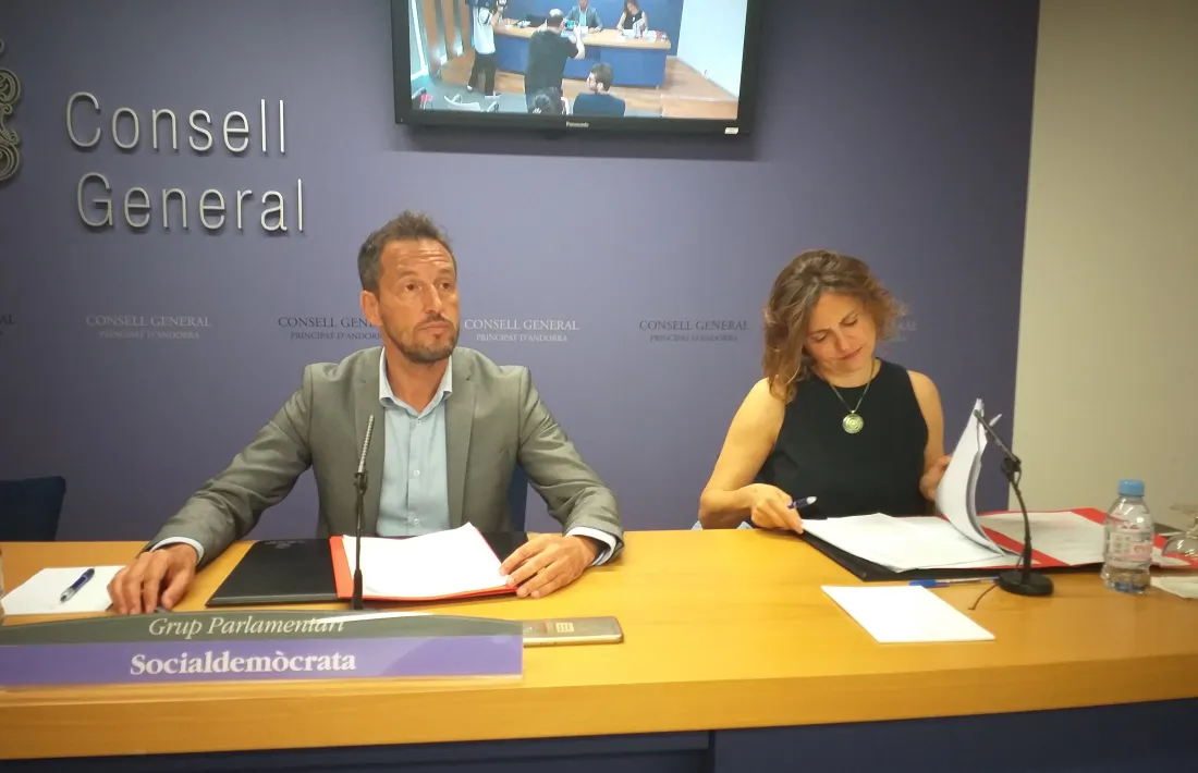 Els parlamentaris socialdemòcrates Pere López i Rosa Gili van presentar ahir la proposició per modificar la Llei del FRJ.