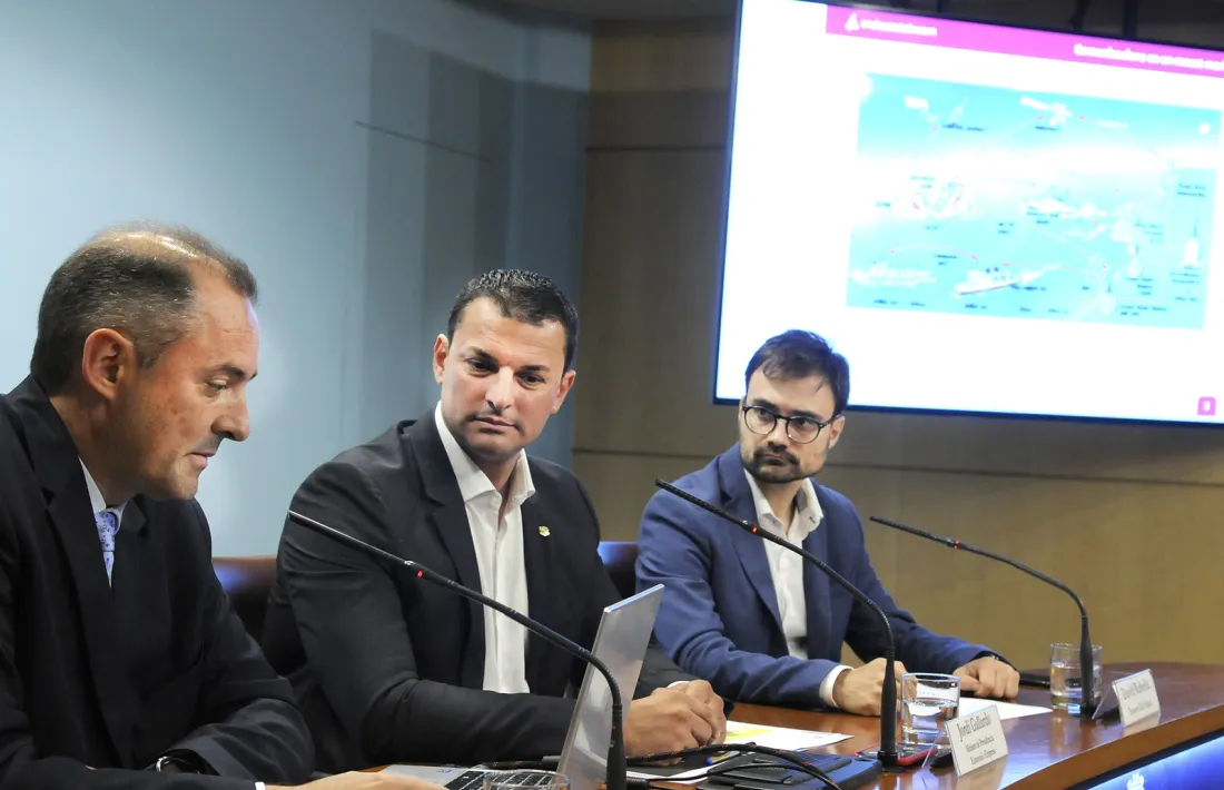 J. Nadal, director d’Andorra Telecom; J. Gallardo, ministre de Presidència, Economia i Empresa, i D.Rabella, tresorer del Club Nàutic.