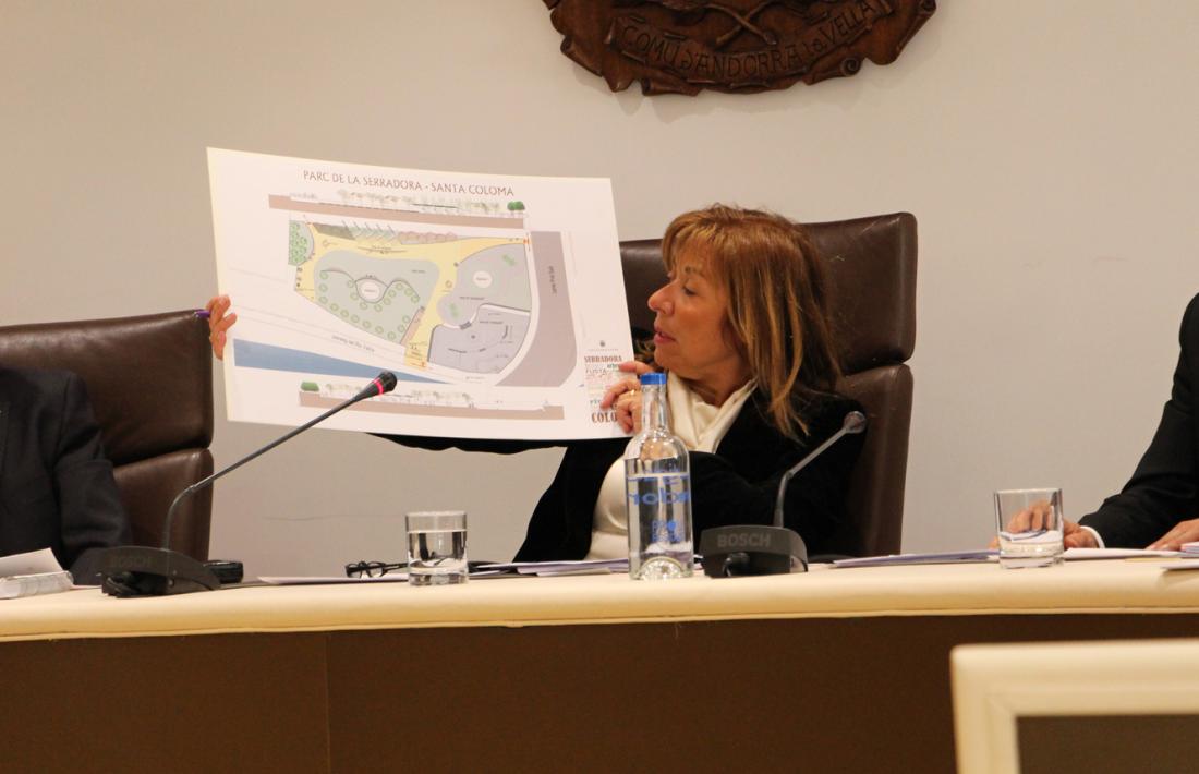 La cònsol major d'Andorra la Vella, Conxita Marsol, mostra el plànol del parc.