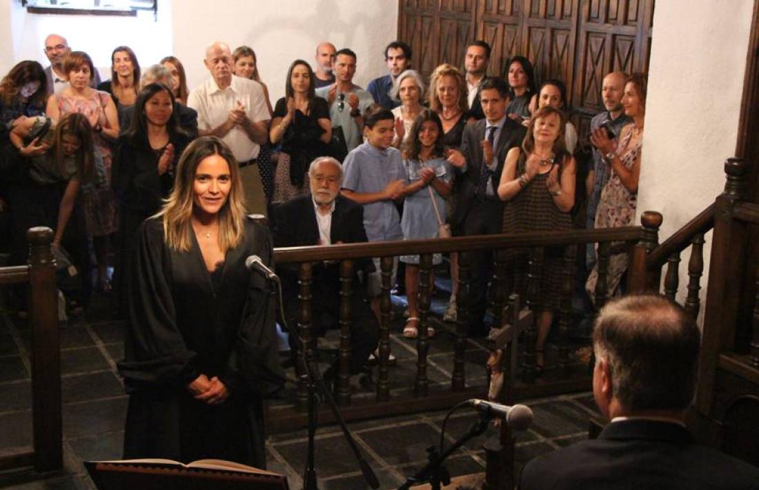 Un moment de l’acte de renovació dels càrrecs de la batlle i presidenta del Tribunal de Batlles, Laura Rodríguez, i de la batlle Sònia Tumi.