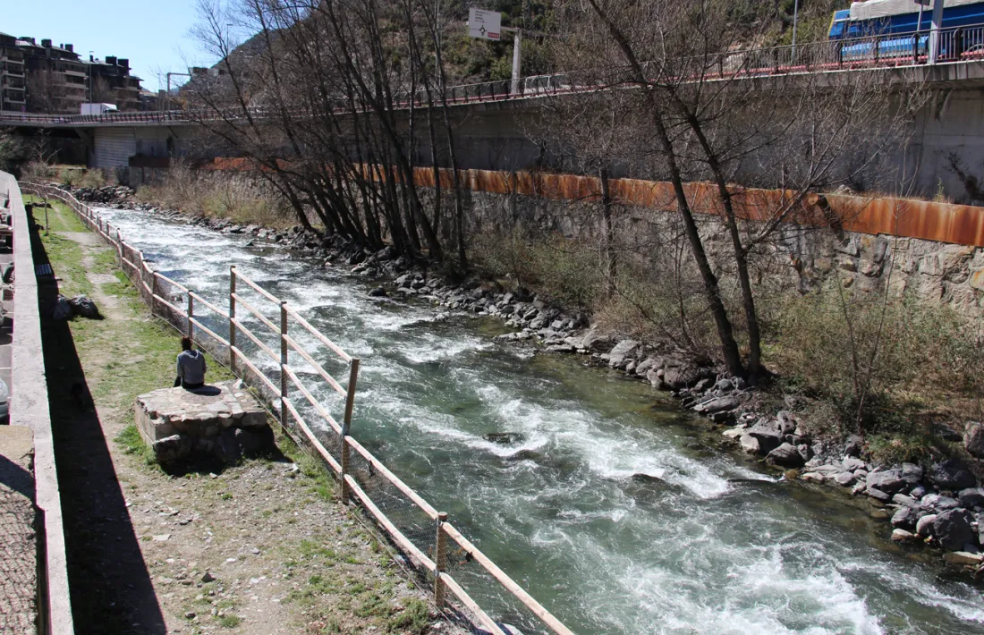 El riu Valira al seu pas per Sant Julià de Lòria.