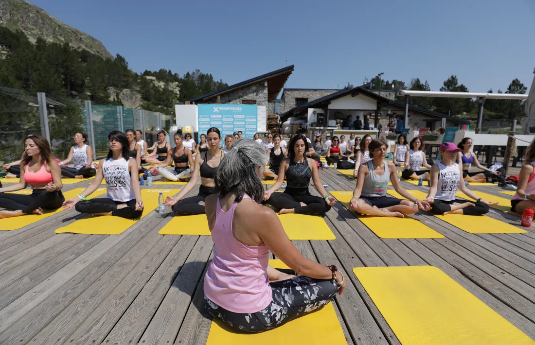 Sessió de ioga després de la caminada solidària de dissabte passat al matí.