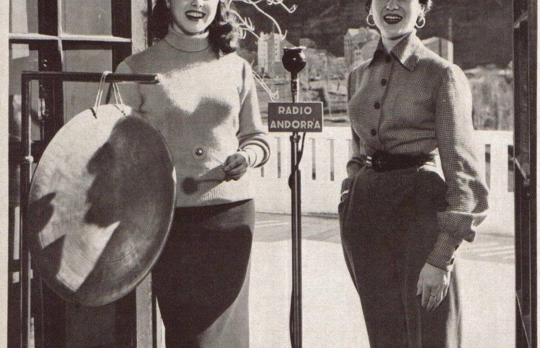 Lydia Linares i Carmen del Monte, als anys 50, amb el gong i a la terrassa del roc de les Anelletes.