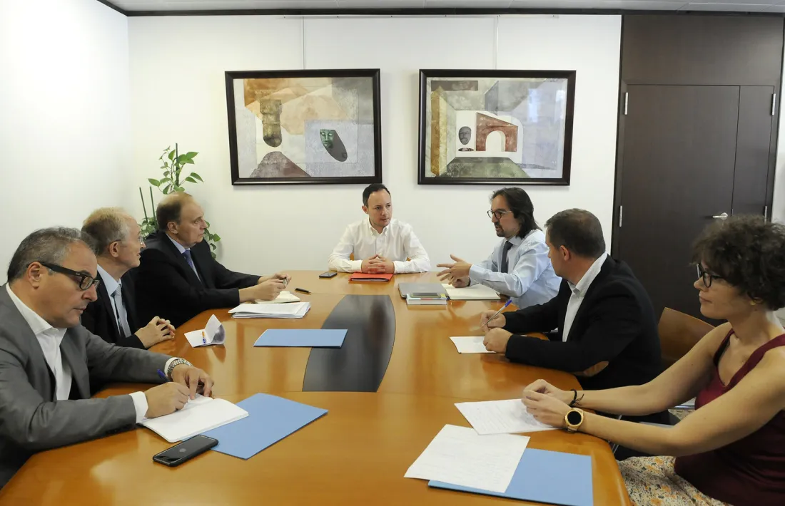 Els representants del grup parlamentari de Terceravia+UL+I en la reunió amb Espot i Riba pel pacte d’Estat amb la UE, ahir.