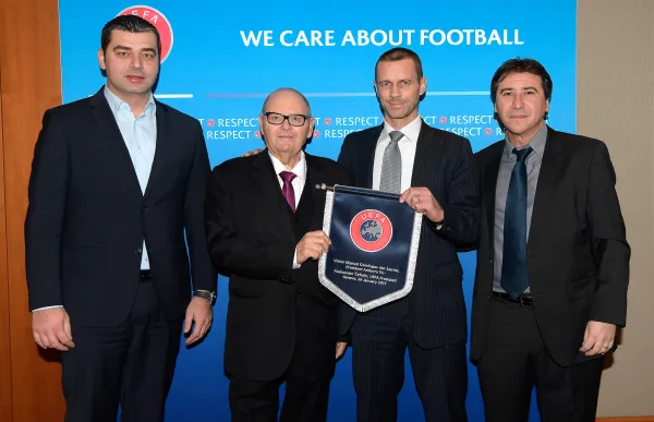 p._13_tomas_gea_foto_careto_es_el_primer_per_la_dreta_2