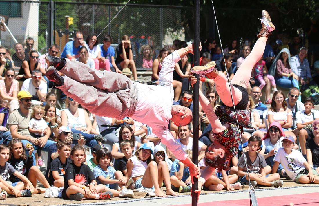 L’espectacle de circ TiraVol, que es va haver de suspendre dissabte al vespre per la pluja, es va oferir ahir al migdia.