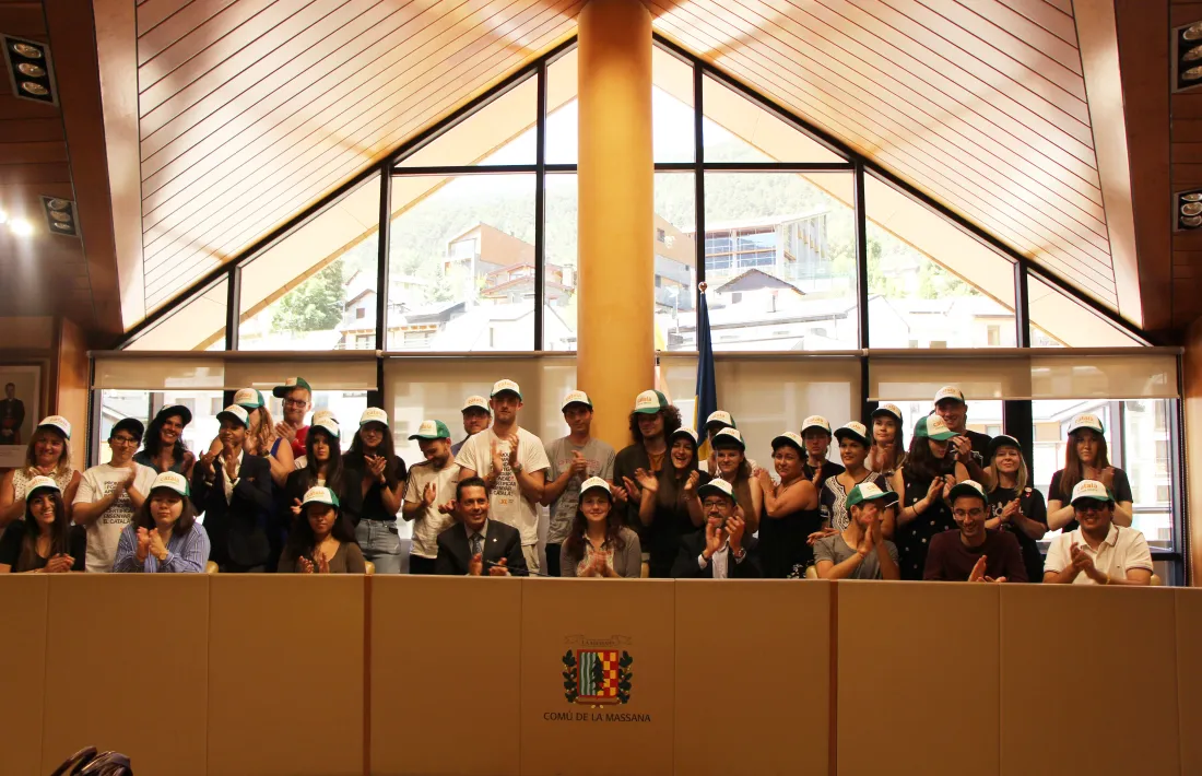 Els 31 estudiants acompanyats de Gueimonde i Sants en la benvinguda del Campus de la llengua catalana.