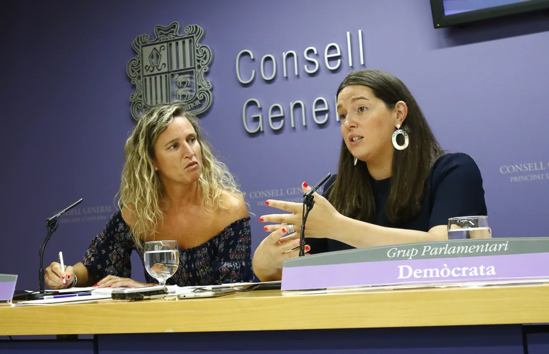 Eva López i Maria Martisella van presentar l’esborrany de la proposició de llei de transparència i accés a la informació, ahir.