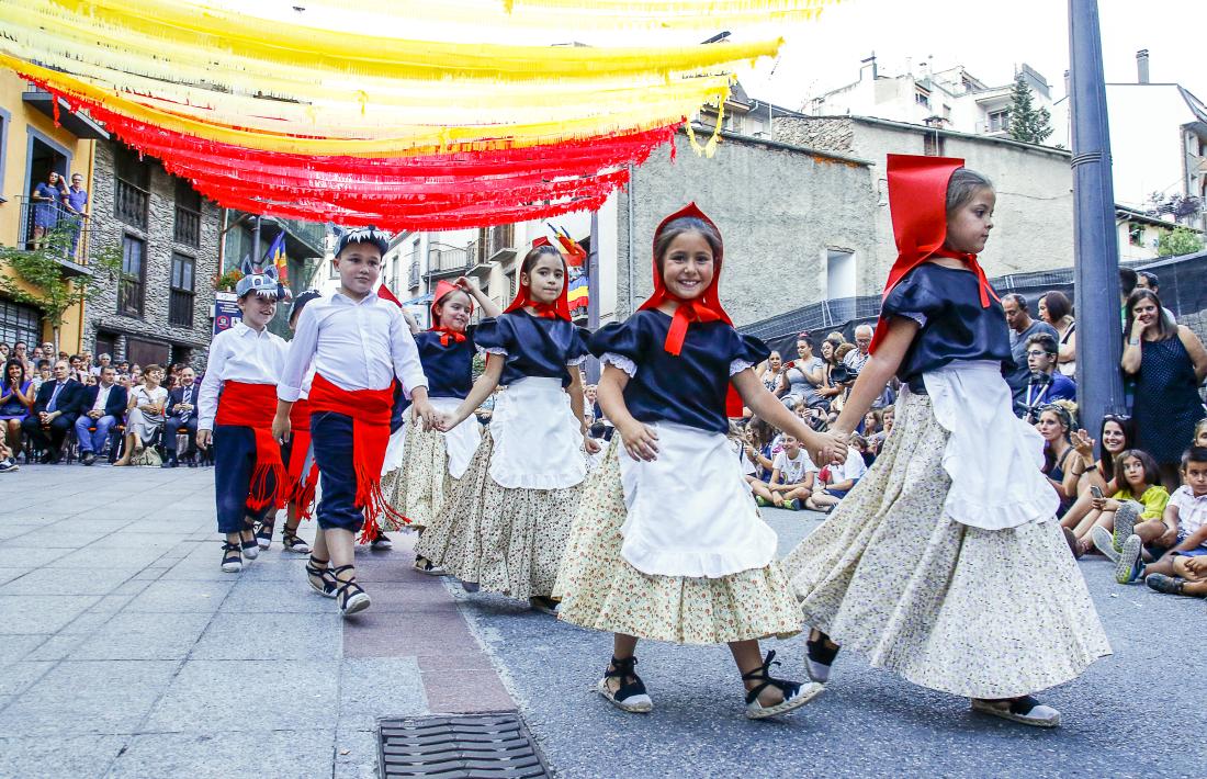 El petits de l’Esbart també van oferir els seus balls, ahir a la plaça Major.