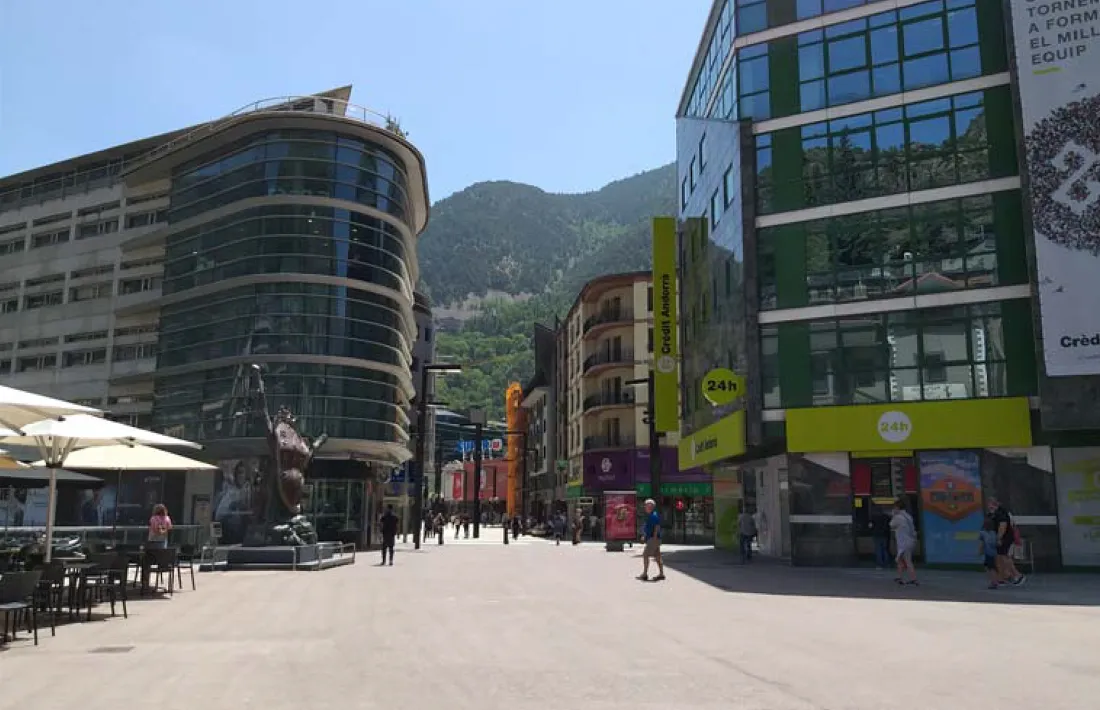 La plaça de Rotonda és la ubicació escollida per situar l’Arbre de Vent a la capital.