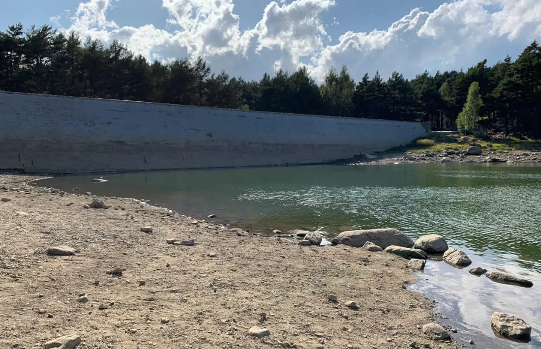 Estat del llac d’Engolasters ahir, pràcticament buit arran de l’activitat aquàtica a Sant Julià de Lòria, segons explica FEDA.