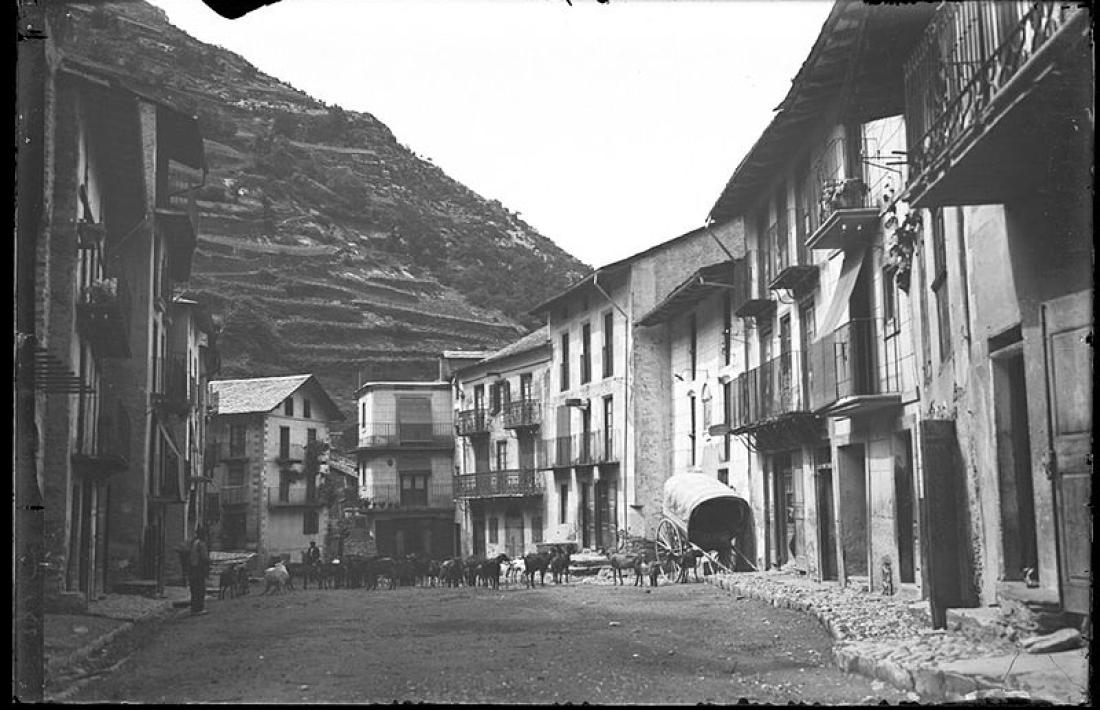 La plaça major de Sant Julià, cap al 1913: difícil saber si s’assemblava gaire a la del 1754, quan van tenir lloc els fets aquí relatats.