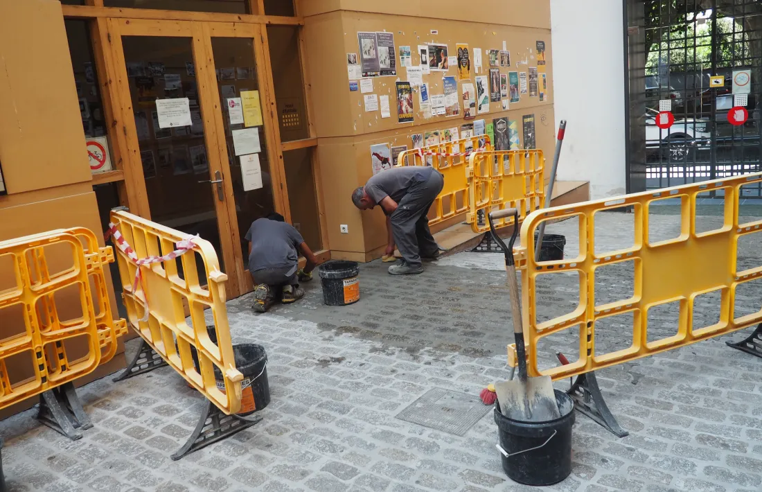 Els operaris fent ahir els últims retocs.