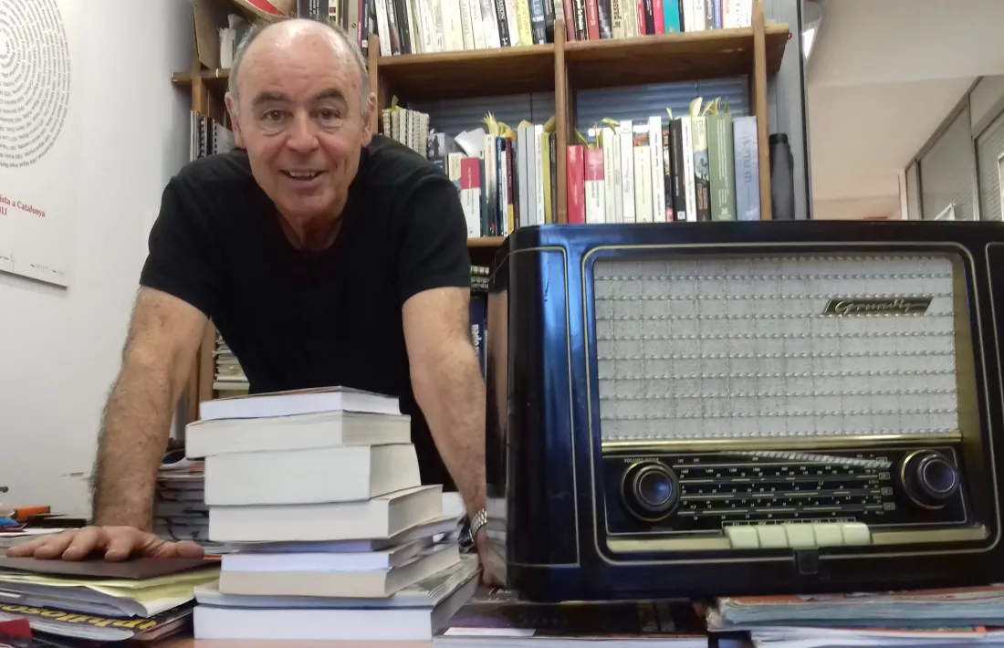 El president de Velles Cases, Claude Benet, amb un receptor Grundig dels anys 50.