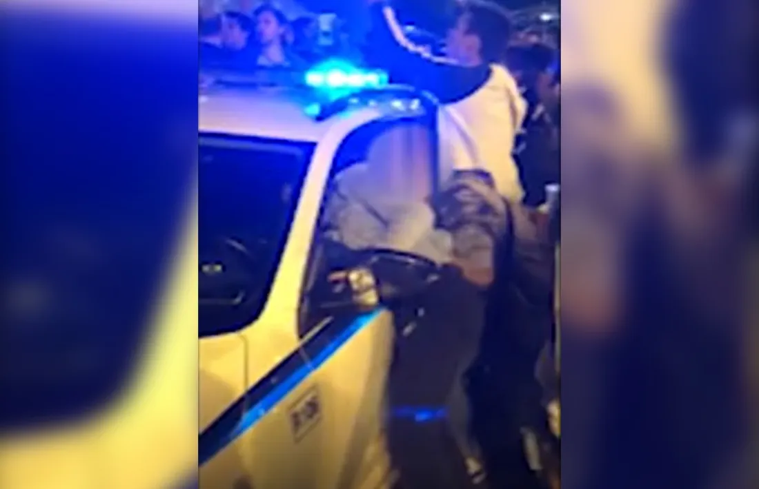 Una imatge dels aldarulls de la matinada del 30 de juliol a la festa major de Sant Julià amb la intervenció policial.