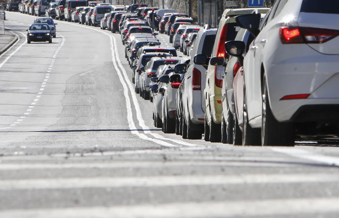 Les cues quilomètriques a l’entrada sud i nord de Sant Julià van col·lapsar el trànsit ahir al migdia. 