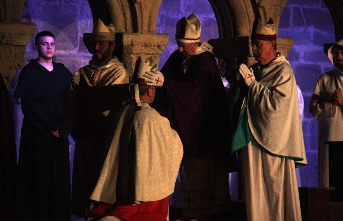 Moment de l’espectacle en el qual s’anomena el nou bisbe, ahir.