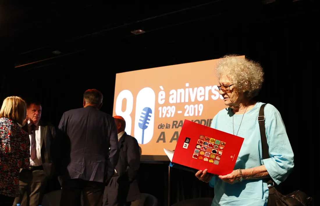 Carmen Alonso, la locutora de ‘El concierto de los radiooyentes’ i veu de la sintonia ‘Aquí Radio Andorra, emisora del Principado de Andorra’, va assistir a la taula rodona d’ahir al matí a la Valireta.